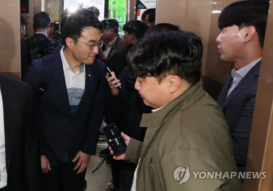 가상자산 보유 논란이 계속되고 있는 더불어민주당 김남국 의원이 지난 9일 오후 국회 의원회관 의원실을 나서며 취재진의 질문을 받고 있다.<연합뉴스>